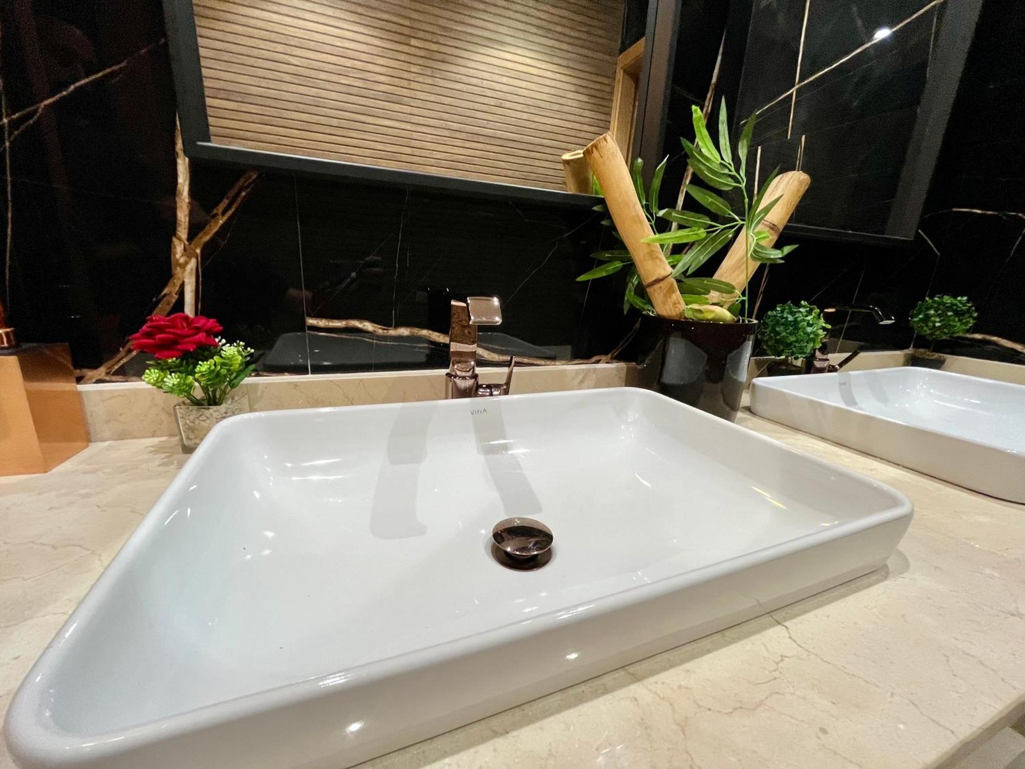 Exotic Vip Family Only -service Chambre,billard,ping-pong,piscine Privee -chauffee Sur Demande- Villa